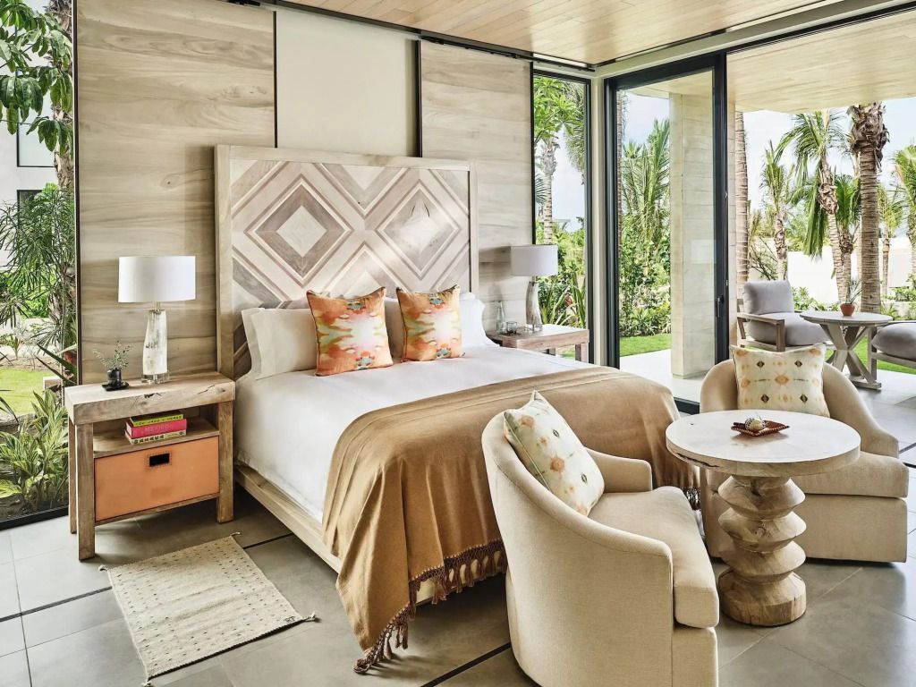 Luxuriöses Schlafzimmer mit großen Fenstern und eleganter Einrichtung in natürlichen Tönen