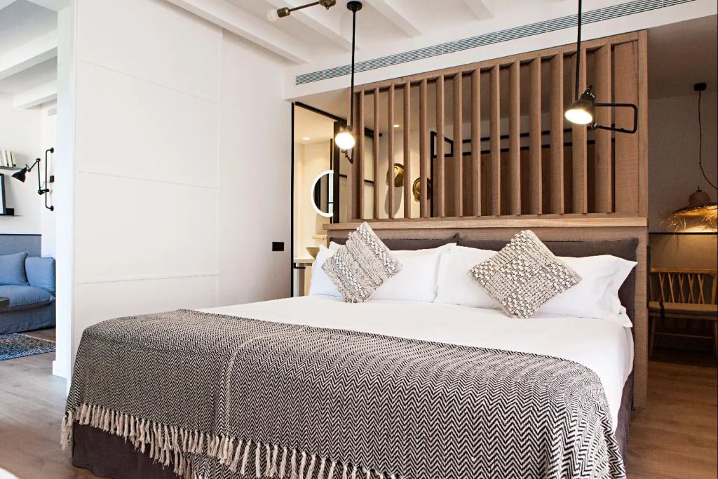 Stilvolles Schlafzimmer mit gemütlichem Bett und Holzelementen.