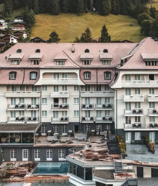 Architektur des Hotels in den Schweizer Alpen mit Blick auf die Terrasse und den Poolbereich