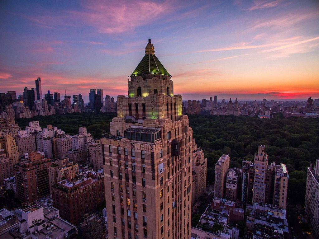 Panoramablick auf das Carlyle Hotel und den Central Park bei Sonnenuntergang