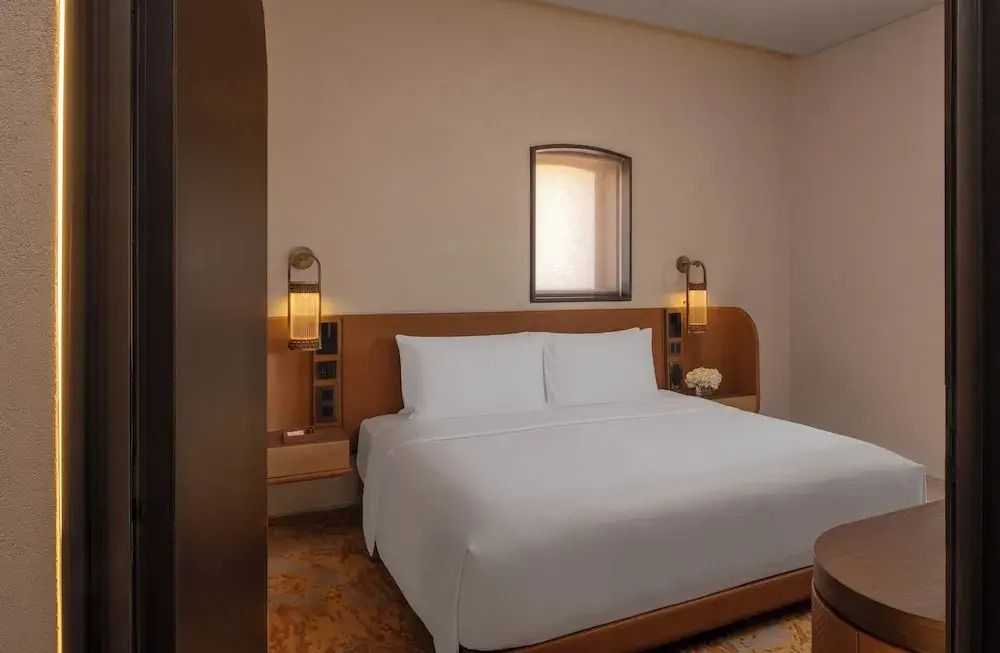 Elegant eingerichtetes Hotelzimmer mit Kingsize-Bett und warmem Licht