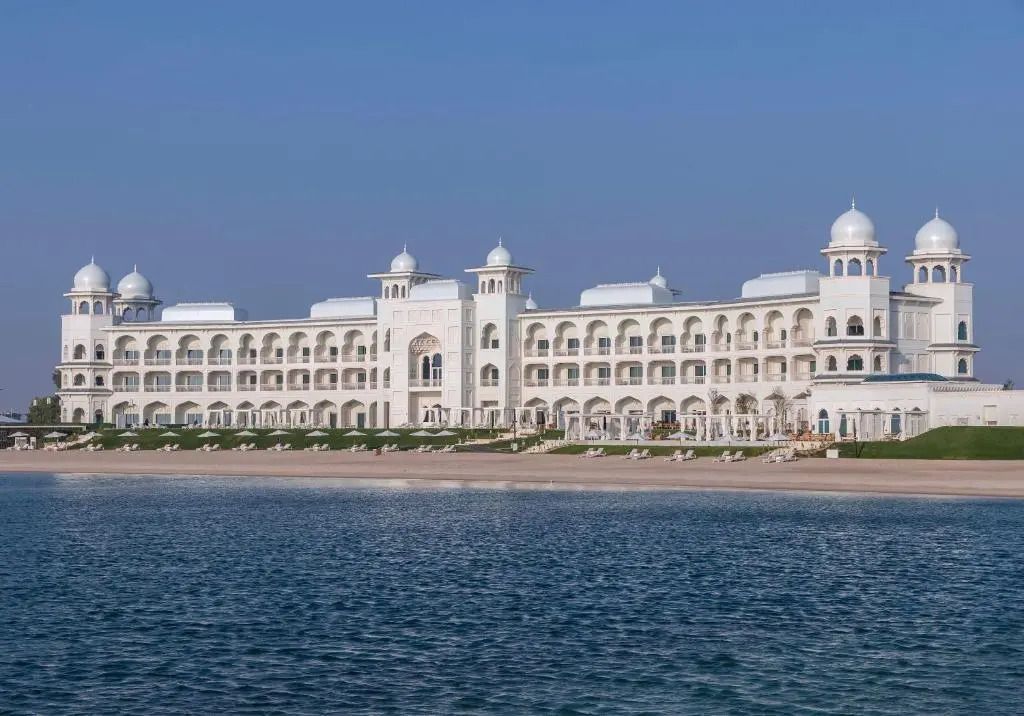 Prächtige Fassade des The Chedi Katara Hotels am Meer