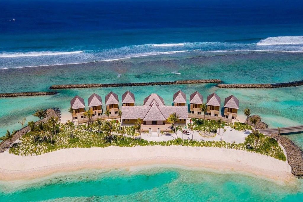 Luftaufnahme von Strandvillen und türkisblauem Wasser
