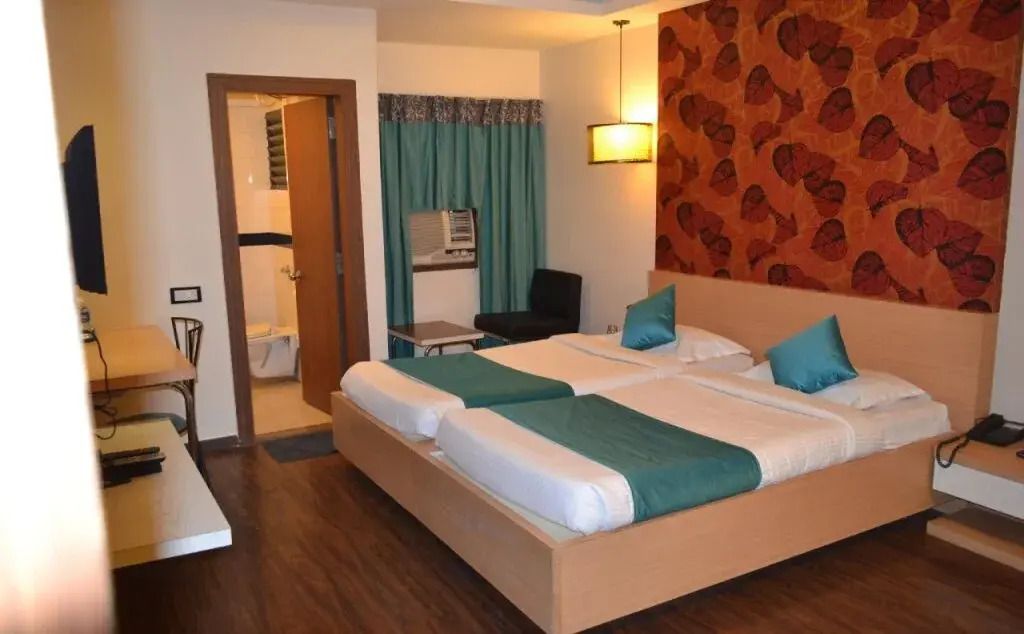 Modernes Hotelzimmer mit zwei Einzelbetten und elegantem Dekor