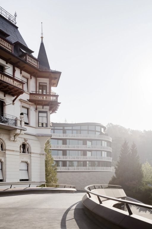 Außenansicht des Dolder Grand Hotels mit historischer und moderner Architektur