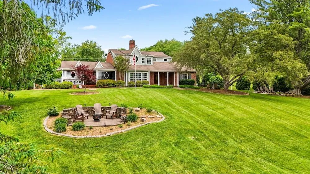 Geräumige Gartenanlage vor einem eleganten Hotelgebäude