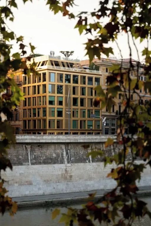 Moderne Fassade des Hotels mit großen Fenstern und stilvollem Design am Fluss