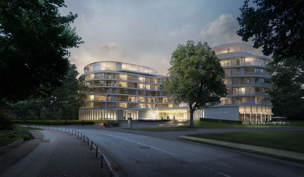 Moderne Hotelarchitektur bei Dämmerung mit beleuchtetem Eingangsbereich