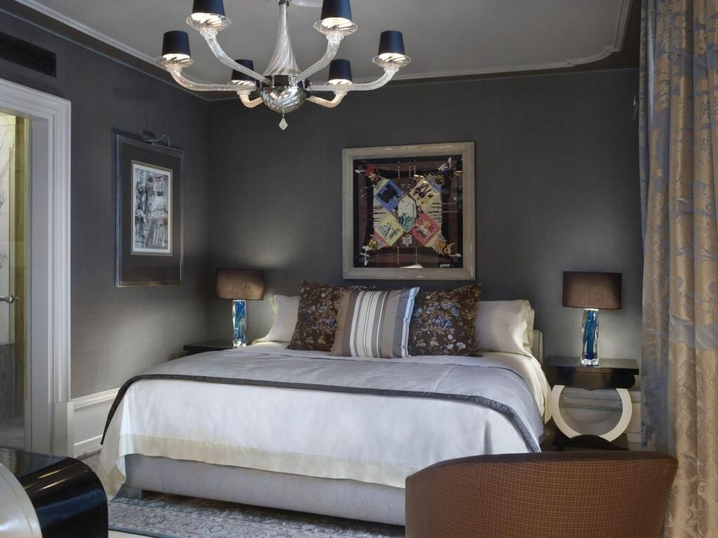 Elegantes Hotelzimmer mit luxuriöser Dekoration und großem Bett