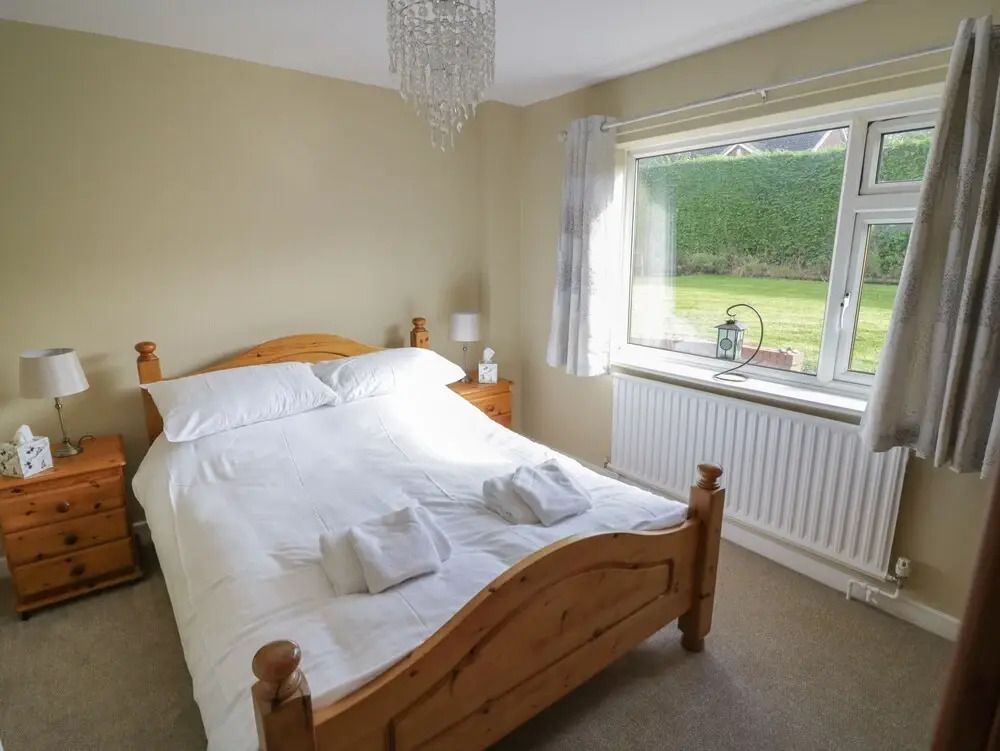 Gemütliches Schlafzimmer mit Holzmöbeln und Gartenblick