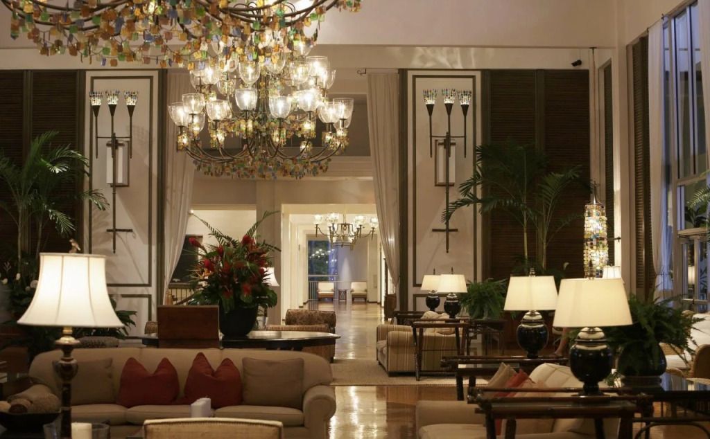 Elegante Hotellobby mit majestätischem Kronleuchter und einladender Sitzgruppe.