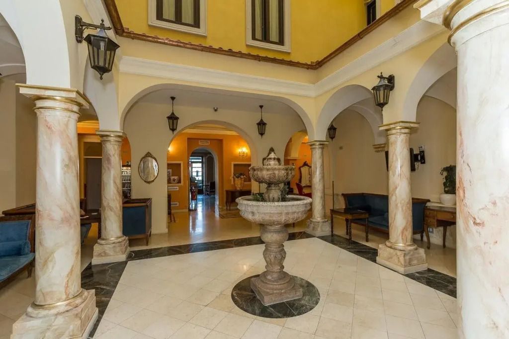 Eleganter Innenhof mit Brunnen und Marmorsäulen im Hotel.