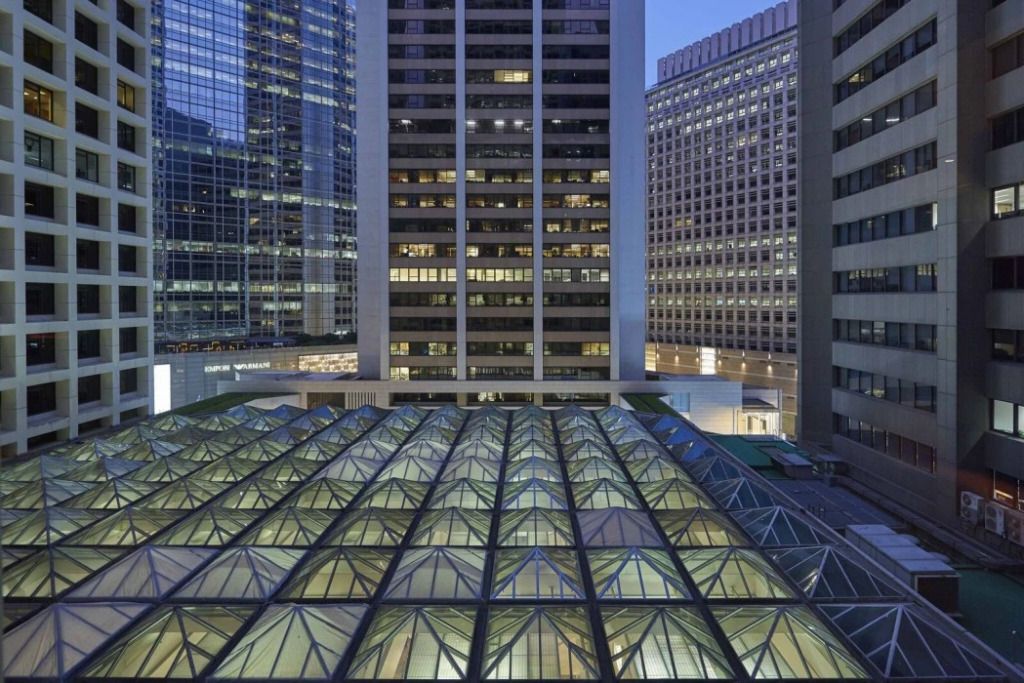 Städtische Skyline-Ansicht durch große Glasfassaden.