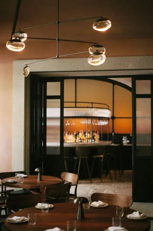 Elegante Bar mit moderner Beleuchtung und stilvollen Holzmöbeln