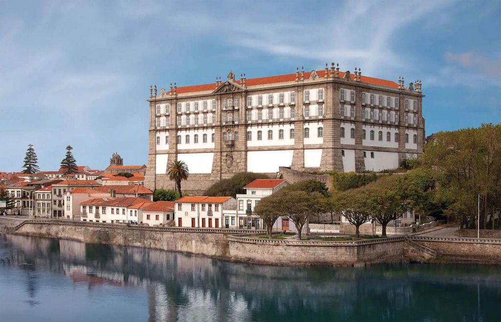 Historische Fassade des Hotels The Lince Santa Clara am Fluss