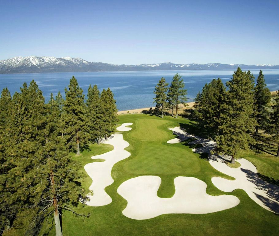 Golfrasen mit spektakulärem Blick auf den Lake Tahoe und umliegende Berge