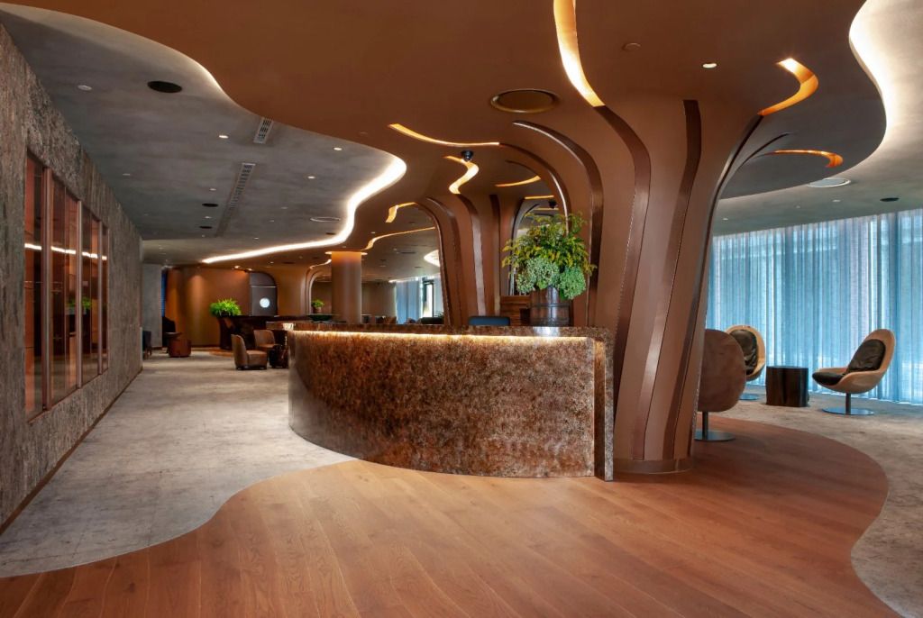 Elegante Lobby mit geschwungenen Holzelementen und dezenter Beleuchtung