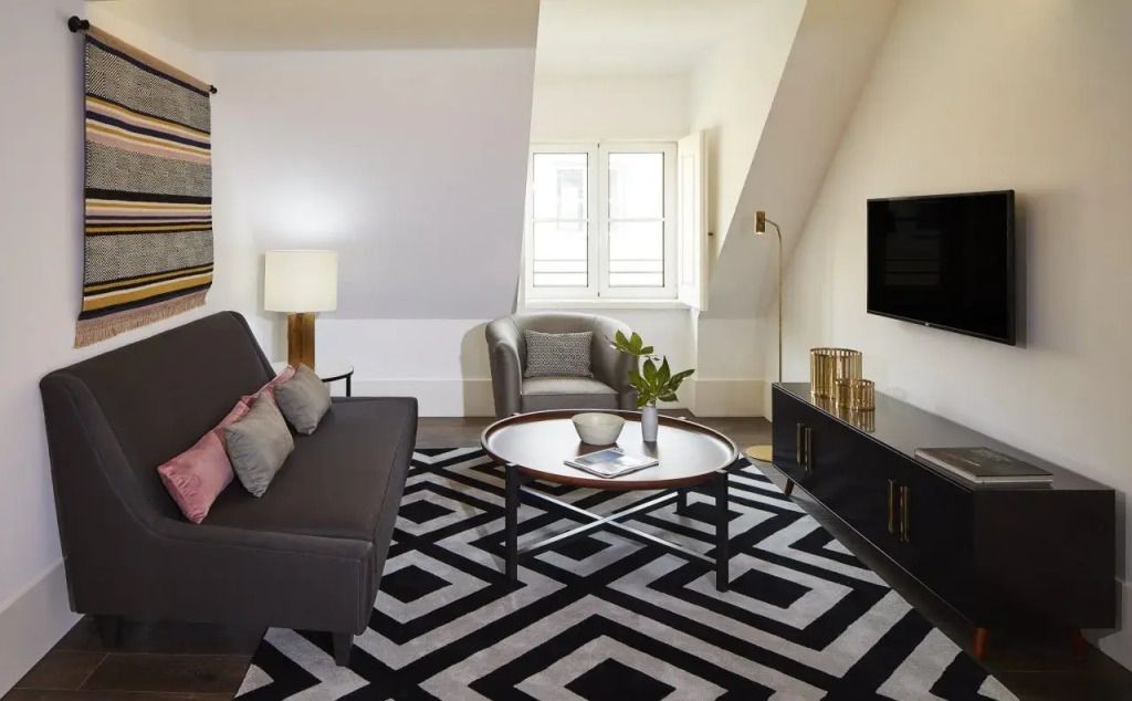 Elegantes Wohnzimmer mit Sofa, Teppich und Flachbildfernseher