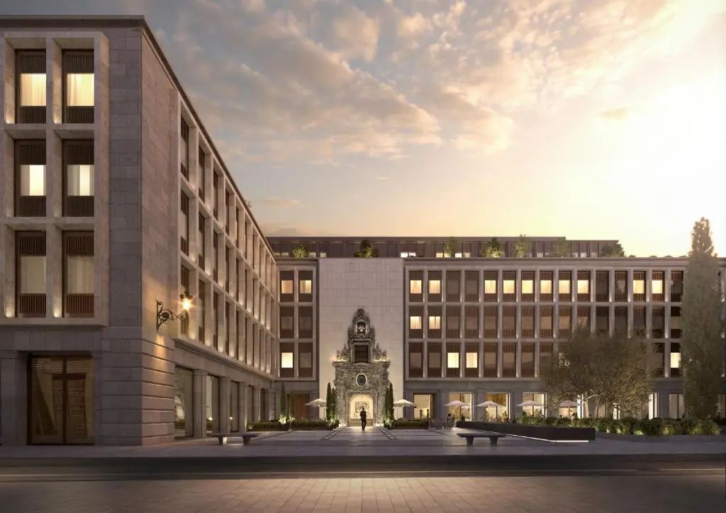 Majestätische Fassade des Hotels The Madrid EDITION bei Sonnenuntergang