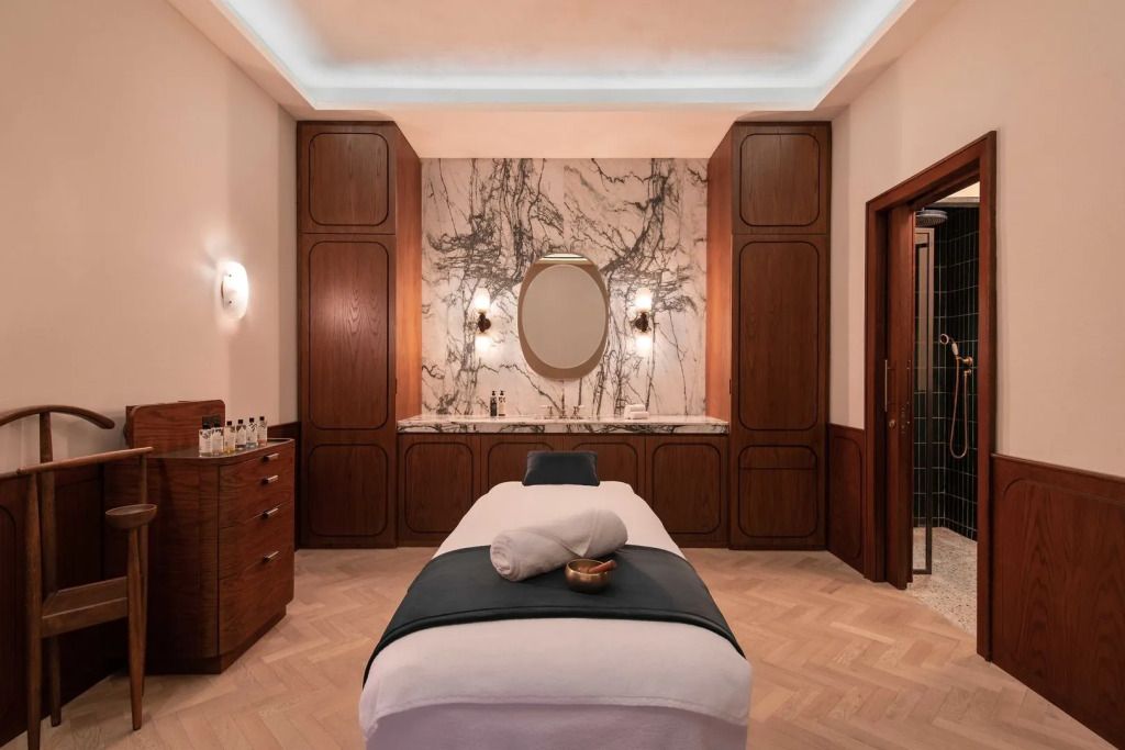 Luxuriöser Spa-Behandlungsraum mit elegantem Marmor und Holzverkleidung