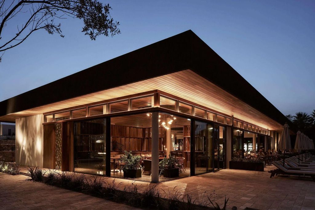 Moderne Gebäudeansicht bei Abenddämmerung mit stilvoller Beleuchtung