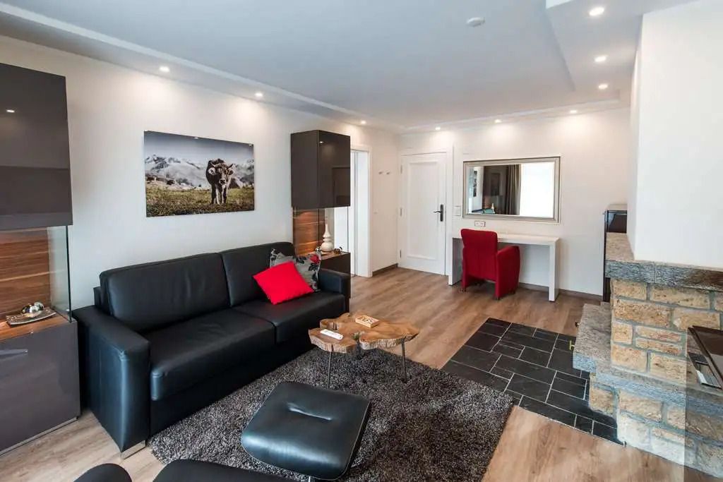 Elegante Suite mit Leder-Sofa und modernem Holzinterieur