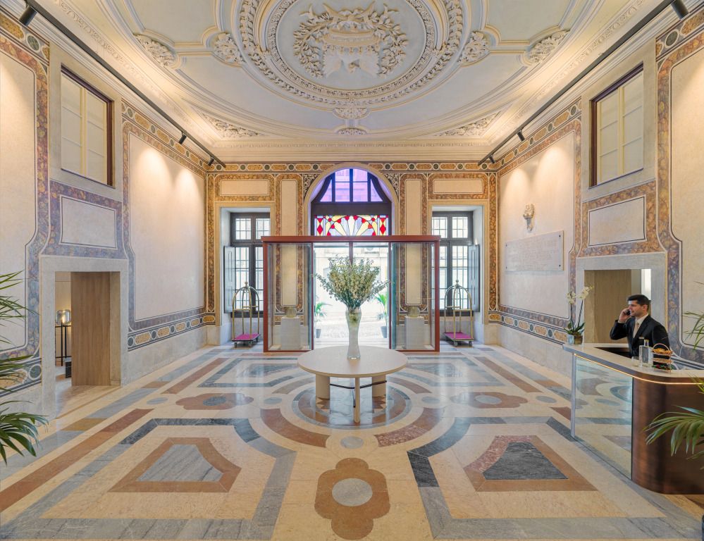 Elegante Hotel-Lobby mit kunstvoller Decke und großem Eingangsbereich