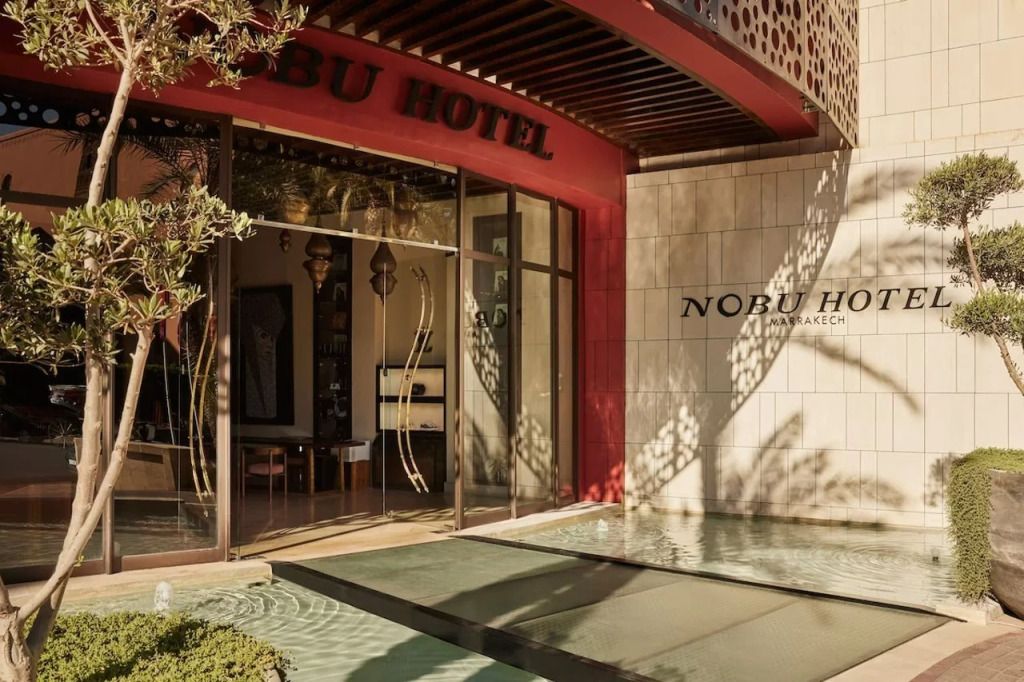 Elegante Eingangsfassade des Nobu Hotels in Marrakech mit modernem Design.