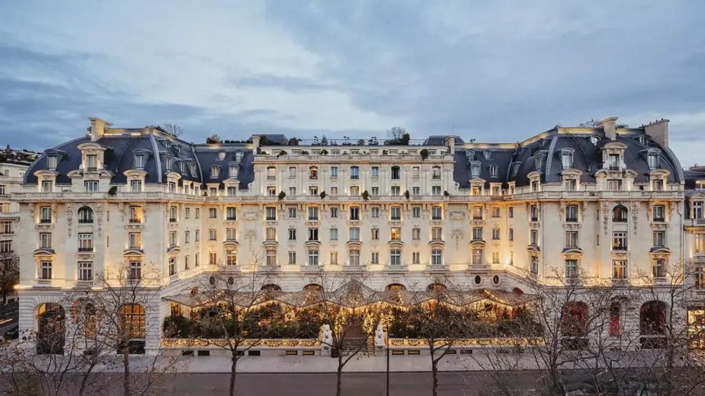 Historische Fassade des The Peninsula Paris bei Dämmerung beleuchtet