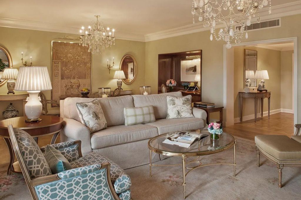 Luxuriöses Wohnzimmer einer Suite mit eleganten Kronleuchtern und stilvollen Möbeln