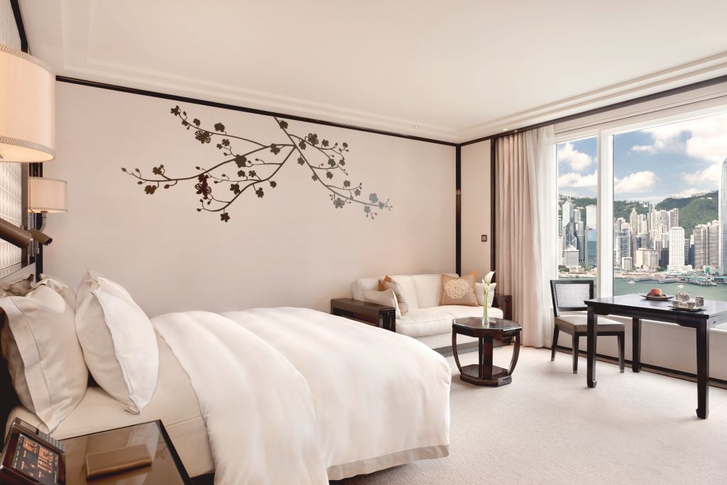 Elegantes Hotelzimmer mit kunstvollen Wandverzierungen und großem Fenster