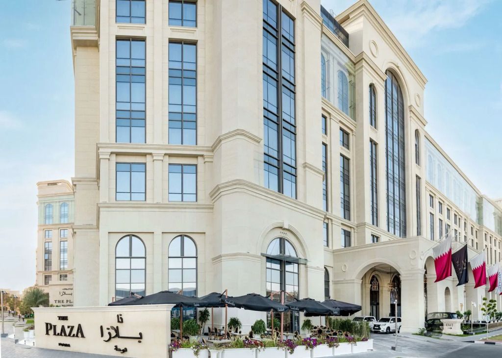 Elegante Hotelarchitektur mit großen Fenstern und stilvollen Eingängen