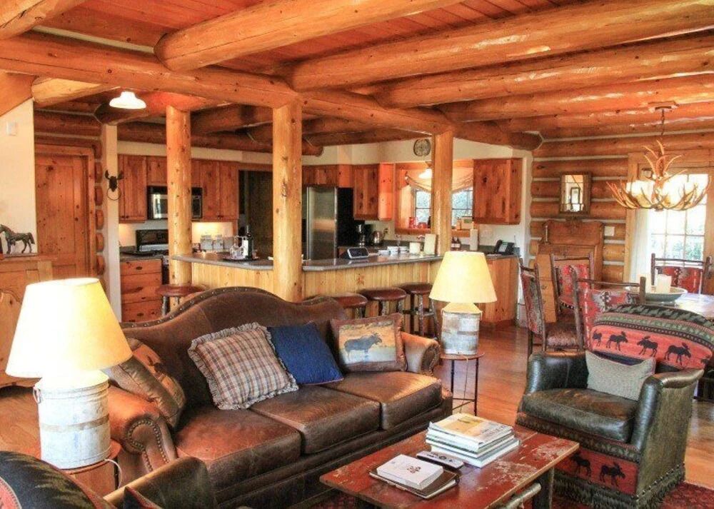 Rustikales Wohnzimmer mit Holzmöbeln und gemütlichen Sitzgelegenheiten