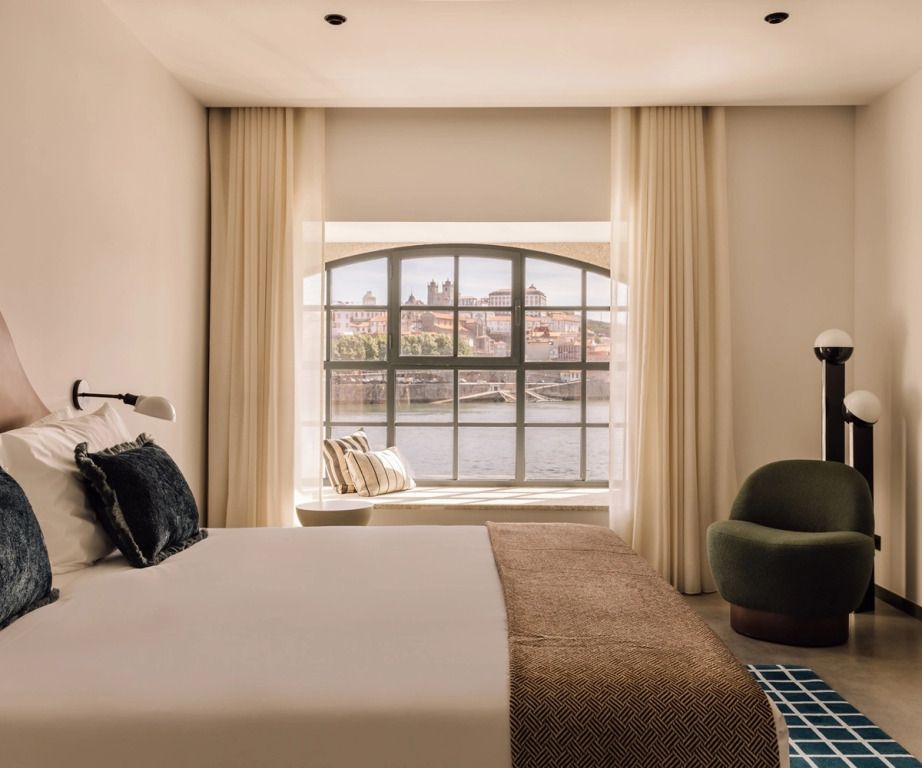 Elegant eingerichtetes Hotelzimmer mit großem Fenster und Flussblick