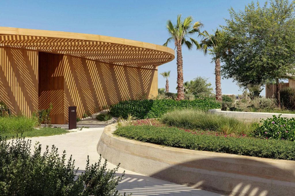 Hoteleingang mit moderner Architektur und Palmen