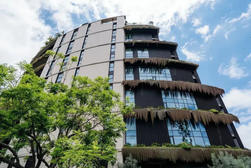 Moderne Hotelarchitektur mit vertikalen Gärten und blauer Glasfassade