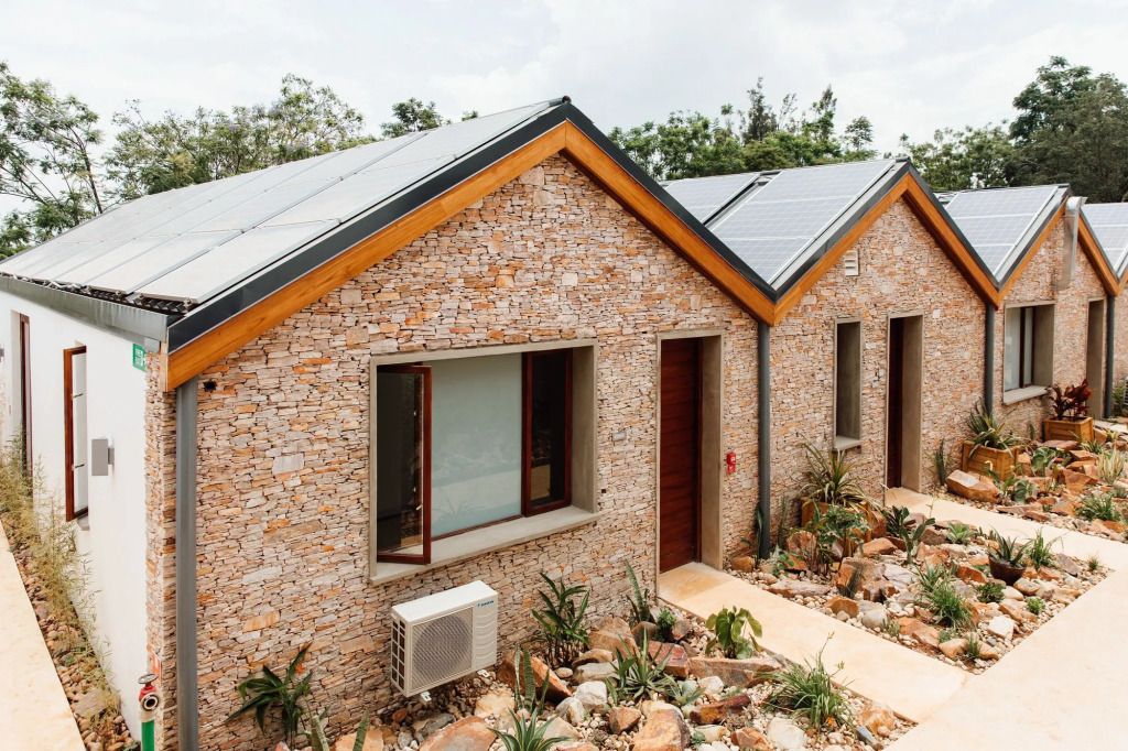 Charmante Steinvilla mit moderner Architektur und üppigem Garten