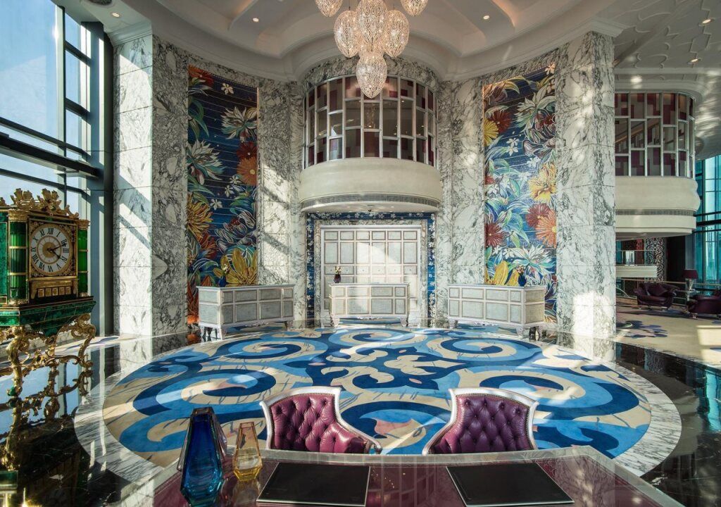 Prächtige Hotel-Lobby mit bunten Wanddesigns und Kronleuchter