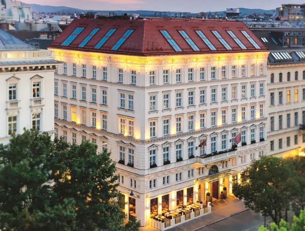 Historische Fassade des The Amauris Vienna Hotels bei Abendbeleuchtung