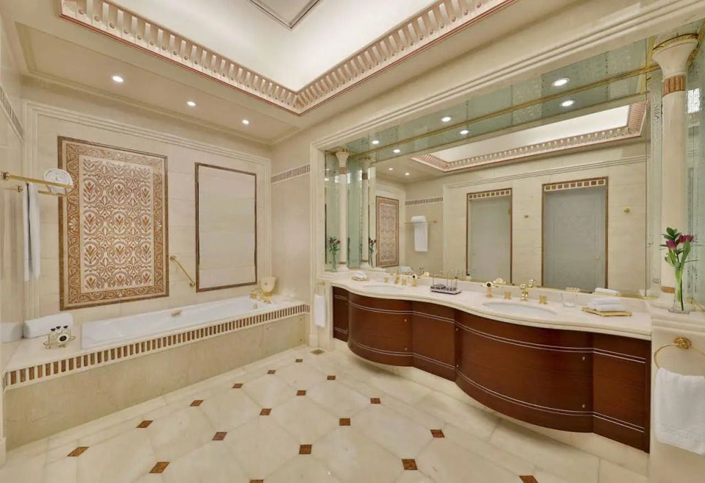 Luxuriöses Badezimmer mit Doppelwaschbecken und Badewanne in elegantem Beige.