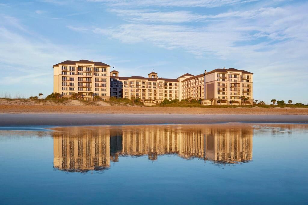 Fassade des Ritz-Carlton Amelia Island mit Spiegelung im Wasser