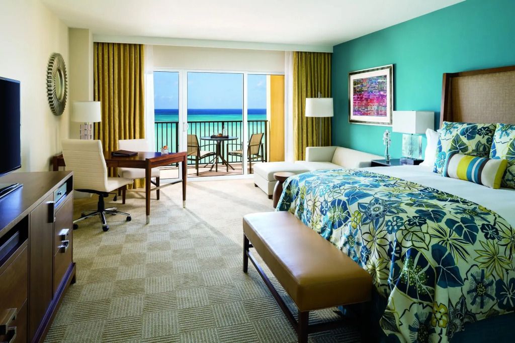 Helles Hotelzimmer mit Balkon und Meerblick in Aruba