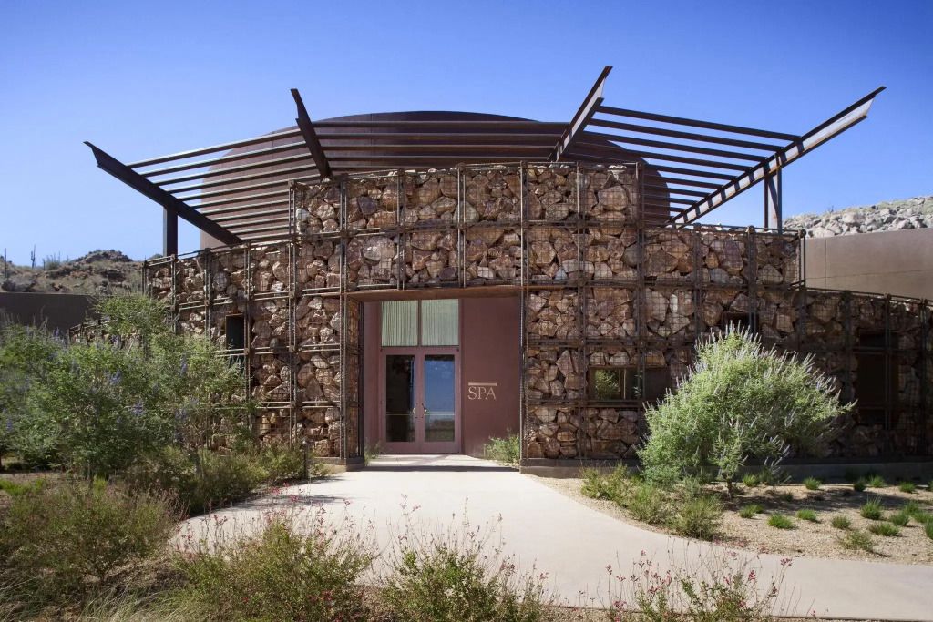 Architektur aus Stein und Holz in der Wüste mit modernem Design