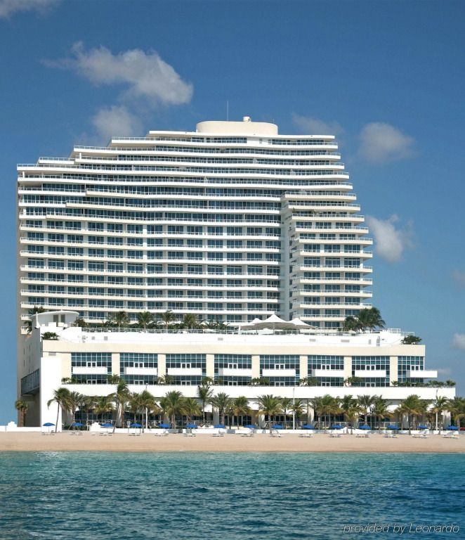 Moderne Fassade des The Ritz-Carlton Fort Lauderdale vor blauem Himmel