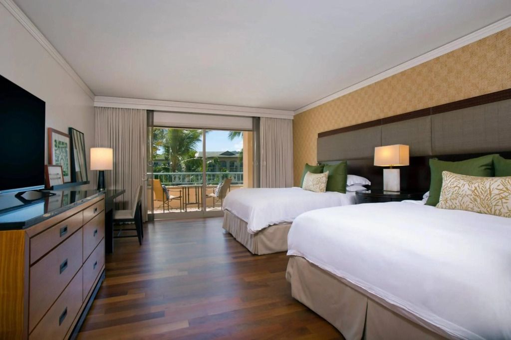 Zimmer mit zwei großen Betten und Balkon mit Meerblick Kapalua Maui