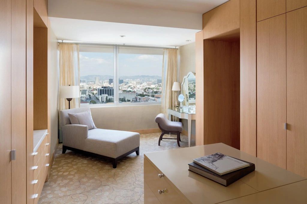 Elegantes Hotelzimmer mit Chaiselongue und Panoramablick auf die Stadt