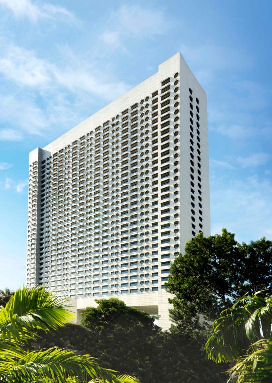 Moderne Fassade des Ritz-Carlton Millenia Singapore mit blauem Himmel im Hintergrund