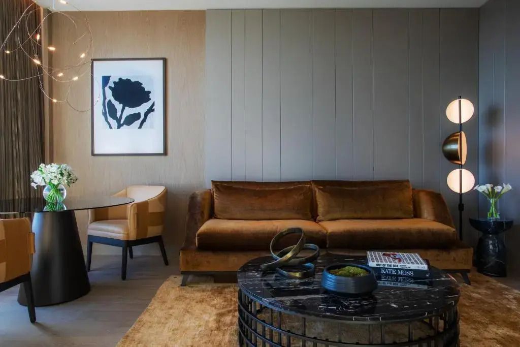 Elegantes Wohnzimmer mit Samtsofa und Kunst an der Wand