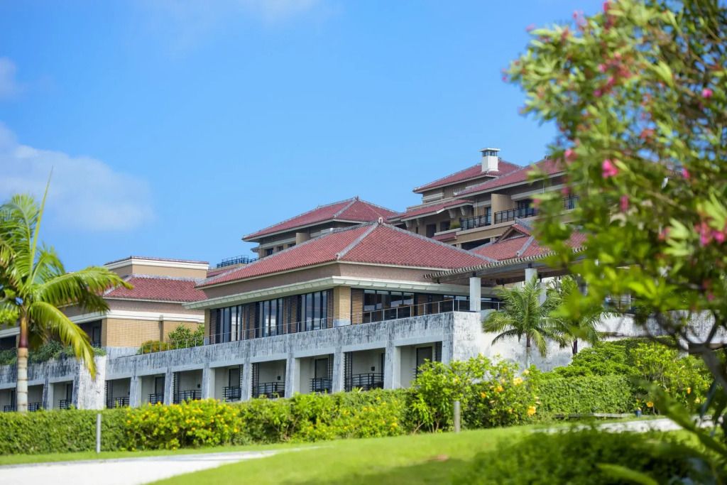 Elegante Architektur des Ritz-Carlton Hotels in Okinawa mit traditionellem Dach.