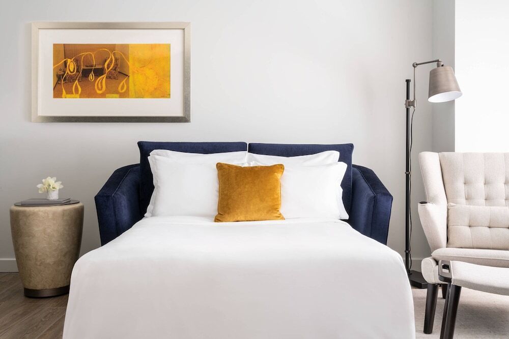 Elegantes Schlafsofa mit modernem Dekor und Kunstwerk an der Wand